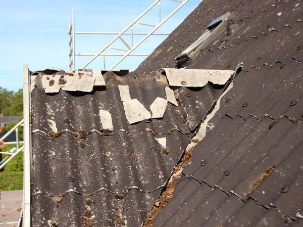Проект будівництва зношених та знесених кривих дахів — стокове фото