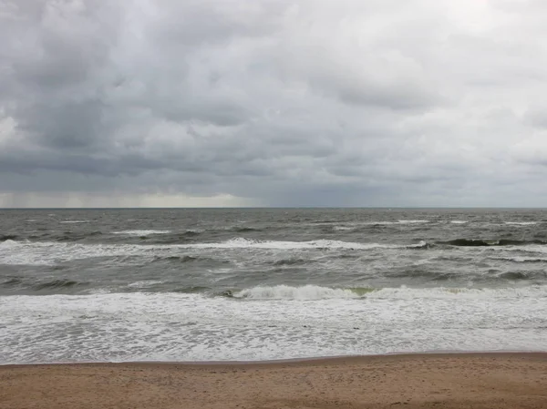 Costa con onde bianche e tempo nuvoloso — Foto Stock