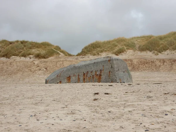 Versteckter Bunker im Strand aus dem Zweiten Weltkrieg — Stockfoto