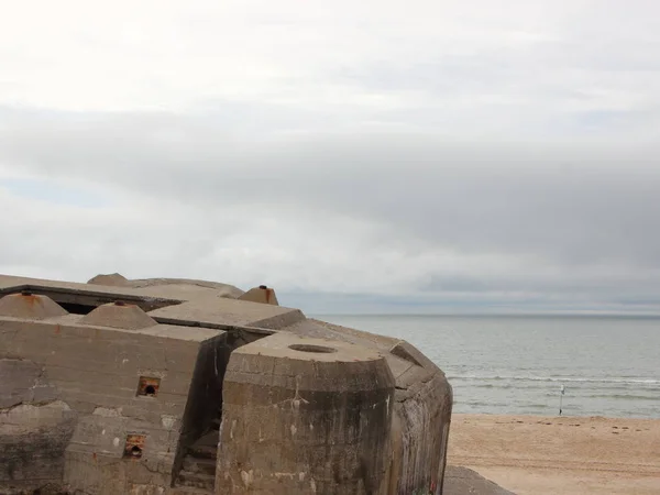 Немецкий бункер Второй мировой войны с видом на океан — стоковое фото