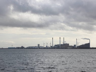 Kopenhag 'da okyanus manzaralı sanayi enerji santrali. Kopenhag arka tarafta görüldü..