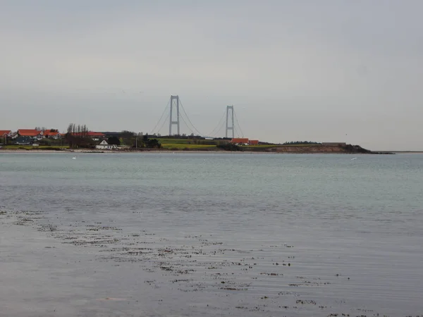 Een Brug Een Groot Deens Waterlichaam Zware Mist Brug Zien — Stockfoto