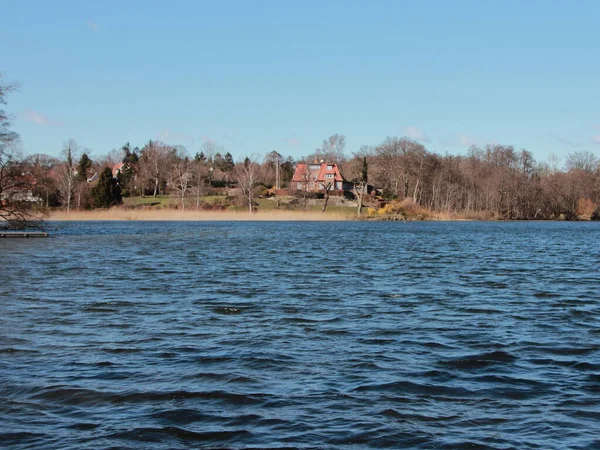 Large Red House Silent Blue Lake Trees Surround House — Stock Photo, Image