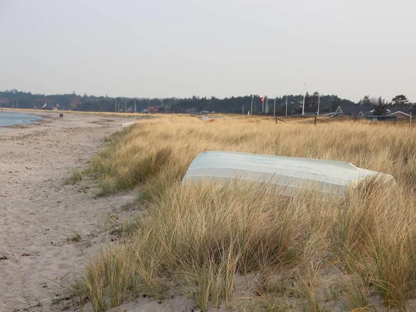 Ein Sandstrand Mit Dem Ozean Hintergrund Und Einem Umgedrehten Ruderboot — Stockfoto