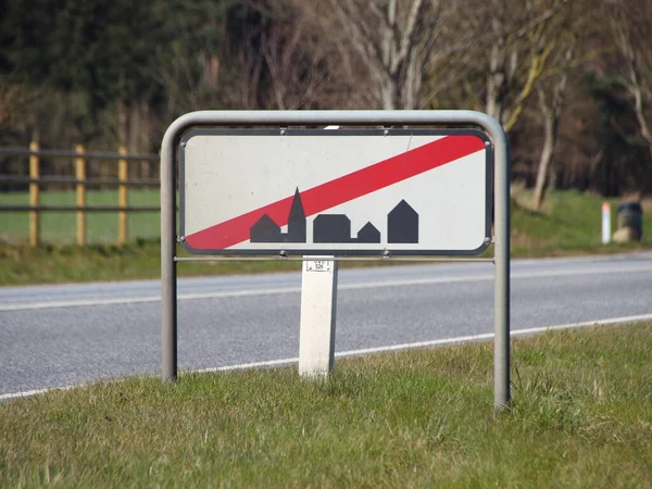 Trafikskylt Som Betyder Lämna Stan Träd Finns Bakgrunden Och Skylten — Stockfoto