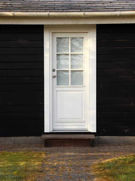 Uma Porta Branca Isolada Contrastando Com Uma Clássica Casa Madeira — Fotografia de Stock
