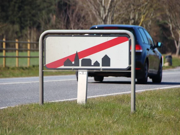 Дорожный Знак Означающий Отъезд Города Автомобиль Прямо Знаком — стоковое фото
