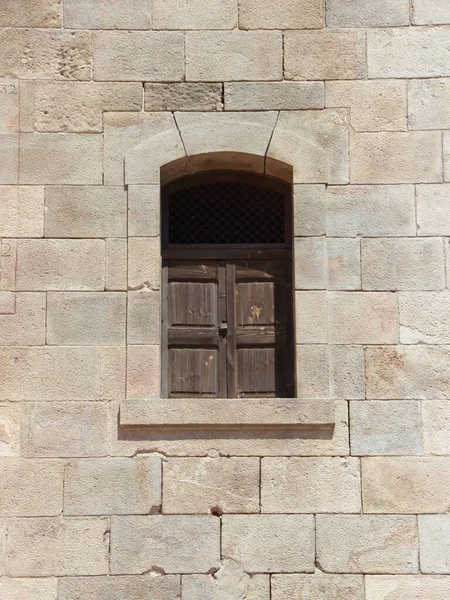 外面有锁的旧木制窗户 高高地隔离在墙上 — 图库照片