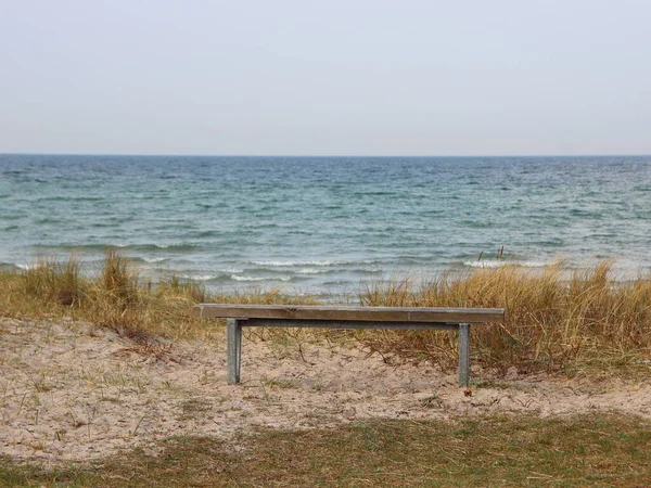 Eine Isolierte Einfache Holzbank Meer Steht Auf Dem Sandstrand — Stockfoto