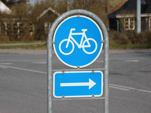 Bisikletler Için Sağa Dönüş Anlamına Gelen Mavi Bir Trafik Levhası — Stok fotoğraf