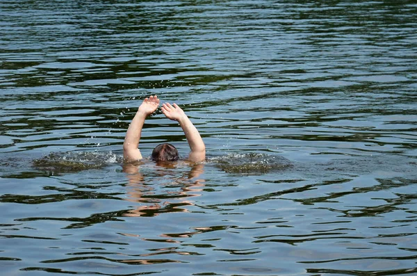 Ein Mann Ertrinkt Einem Teich Die Hände Des Mannes Ragen — Stockfoto