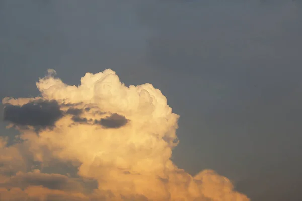 Più Una Nuvola Bianca Cielo Blu Scuro — Foto Stock