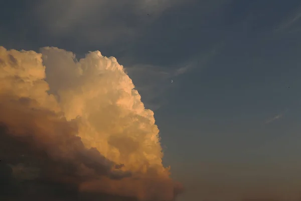 Akşamları Koyu Mavi Gökyüzüne Karşı Büyük Renkli Bir Bulut Güneş — Stok fotoğraf