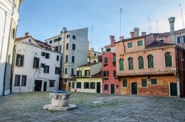 İtalya, Venedik 'te güzel ve renkli binaları olan bir bahçe. Venedik 'te renkli binaları olan İtalyan meydanı