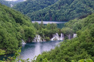 Hırvatistan 'ın Plitvice Gölleri Ulusal Parkı' nda şelale çağlayanı ve turkuaz su manzarası