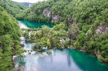 Hırvatistan 'ın Plitvice Gölleri Ulusal Parkı' nda şelale çağlayanı ve turkuaz su manzarası