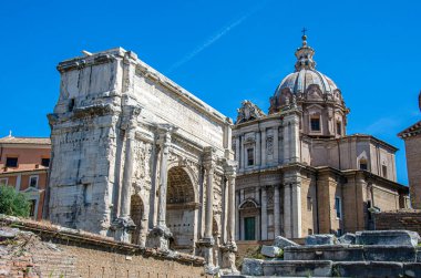 Roma, İtalya 'daki Roma Forum' unda bir yaz gününde antik kalıntılar. İmparator Septimius Severus 'un kemeri ve kilise Santi Luca ve Martina imparatorluk forumunda..