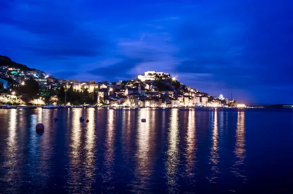 Sibenik在晚上 查看圣迈克尔要塞 克罗地亚 蓝色时段克罗地亚亚得里亚海岸的城市景观 傍晚时分 城市被照亮了 — 图库照片