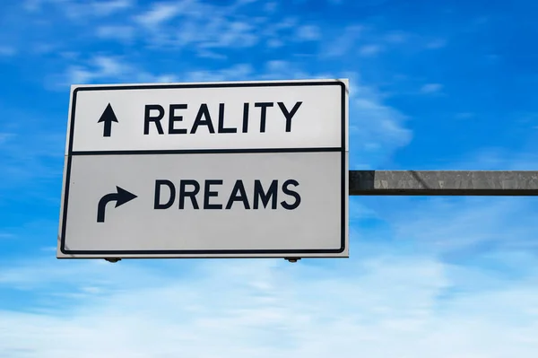 Реальность Против Снов Дорожный Знак Словами Реальность Мечты Белые Два — стоковое фото