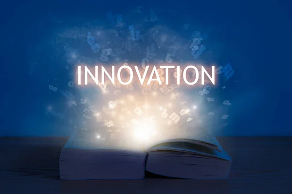 Concepto Innovación Luz Procedente Libro Abierto Con Palabras Innovación —  Fotos de Stock