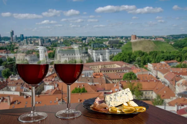 Dois Copos Vinho Com Variedade Charcutaria Vista Vilnius Lituânia Copo — Fotografia de Stock