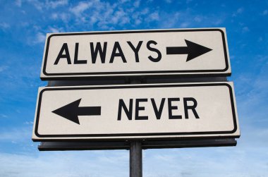 Hep vs asla. Metal direğe ok saplanmış beyaz iki sokak tabelası. Yönlü yol. Kavşak Yolu İşareti, İki Ok. Mavi gökyüzü arka planı. Metinli çift yönlü yol işareti.