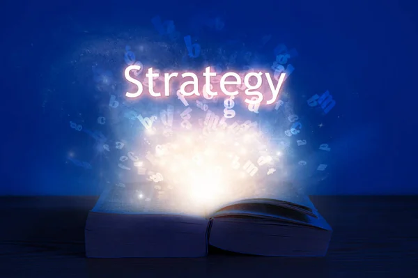 Otevřít Knihu Nápisem Strategie Světlo Otevřené Knihy Slovní Strategií — Stock fotografie