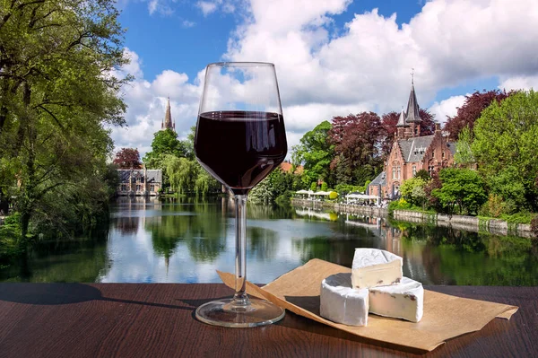 Glas Rode Wijn Met Uitzicht Rustige Publieke Groene Ruimte Met — Stockfoto