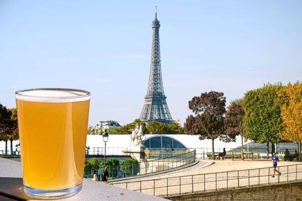 Glass Light Beer Eiffel Tower Blur Background Sunny View Glass — Stock Photo, Image