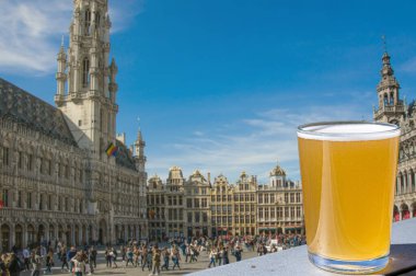 Brüksel, Belçika 'daki Grand Place' de (Grote Markt) bir bardak light bira.