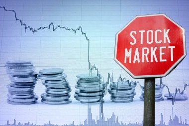 Ekonomi arka planında borsa tabelası - grafik ve madeni paralar. Koronavirüs yüzünden dünya ekonomisinde mali kriz. Küresel ekonomik kriz, durgunluk.