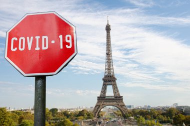 Paris, Fransa 'daki Eyfel Kulesi' nden COVID-19 işareti. Fransa 'da salgın hakkında uyarı. Coronavirus hastalığı. COVID-2019 uyarı işareti