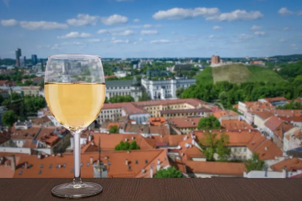 Glas Vitt Vin Mot Vilnius Centrum Fritidskoncept Utsikt Från Ovan — Stockfoto