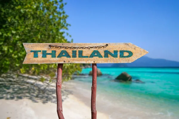 Thailandia Cartello Stradale Freccia Legno Contro Sfondo Spiaggia Viaggio Thailandia — Foto Stock