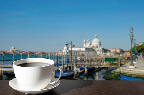 Чашка Кофе Столе Видом Гондолы Церковь Венеции Италия — стоковое фото