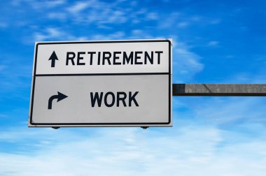Emekliliğe karşı mavi gökyüzü arka planında beyaz metal yol tabelası.