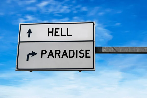 在蓝天的背景下 白色的路标上写着地狱和天堂的字样 — 图库照片