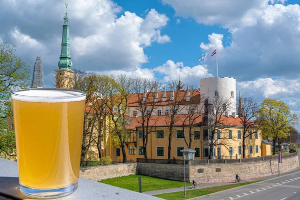 Copo Cerveja Leve Com Vista Para Castelo Riga Durante Dia — Fotografia de Stock