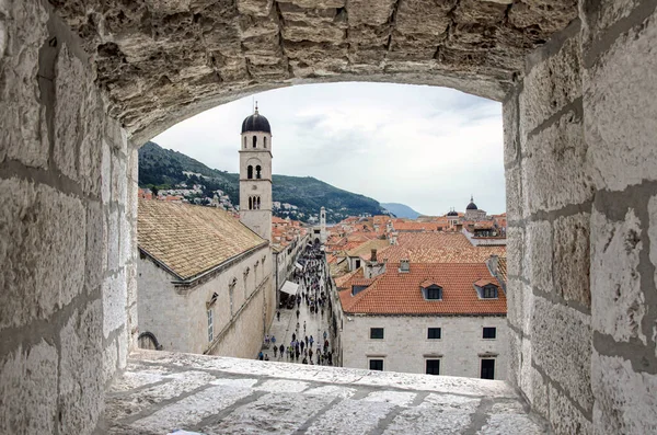 Vista Janela Pedra Centro Cidade Dubrovnik Torre Velha Multidão Crowded — Fotografia de Stock