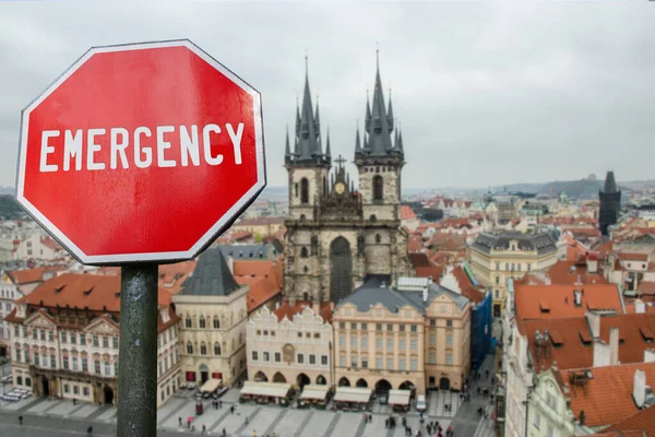 Prag Şehir Merkezi Arka Planında Acil Durum Işareti Var Koronavirüs — Stok fotoğraf