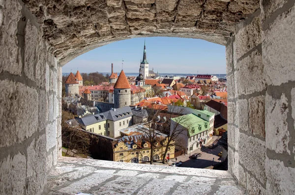 Vista Cima Janela Pedra Cidade Velha Tallinn Estônia — Fotografia de Stock