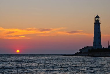 Gün doğumunda deniz feneri, güzel dijital fotoğraf