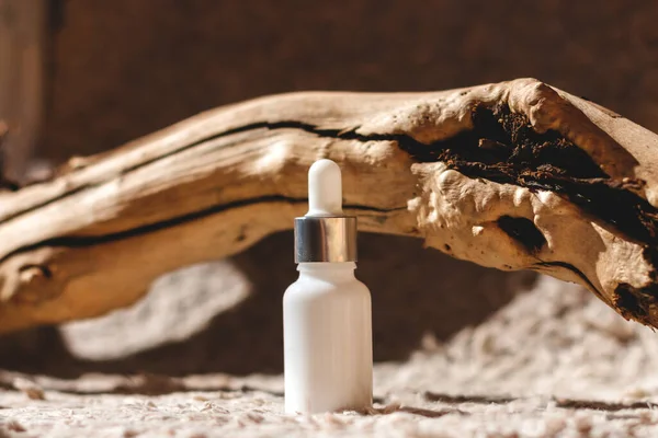 Doğal arka planda cam bir kavanozdaki deri için doğal kozmetik ürünleri..