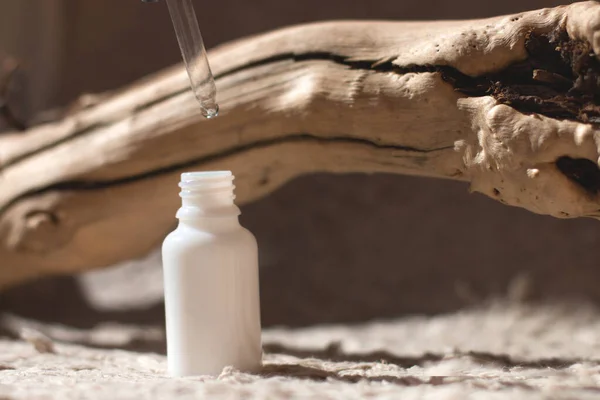 Doğal arka planda cam bir kavanozdaki deri için doğal kozmetik ürünleri..