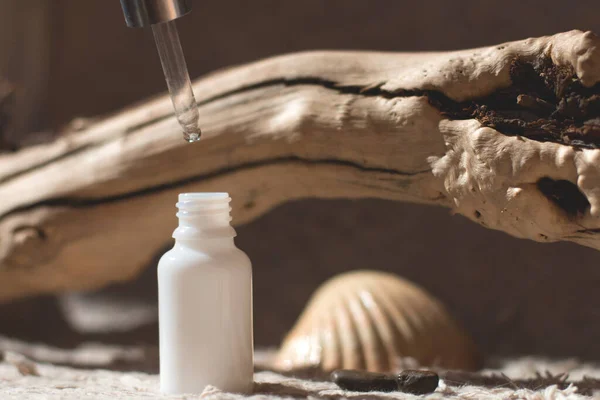 Doğal arka planda cam bir kavanozdaki deri için doğal kozmetik ürünleri..