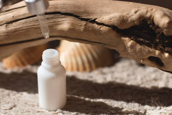 Doğal arka planda cam bir kavanozdaki deri için doğal kozmetik ürünleri..