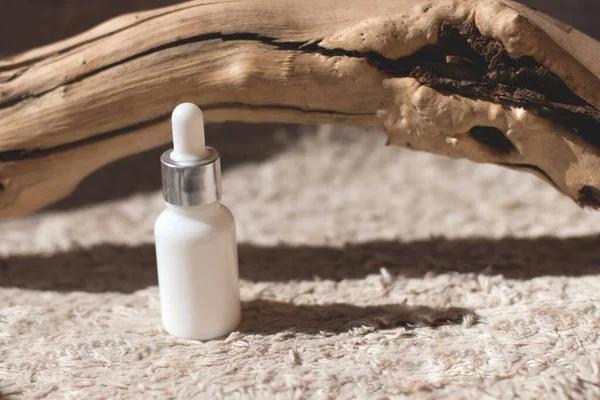 Doğal arka planda cam bir kavanozdaki deri için doğal kozmetik ürünleri..