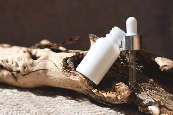 Doğal arka planda cam bir kavanozdaki deri için doğal kozmetik ürünleri..