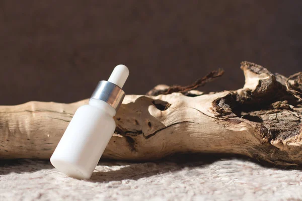 Doğal arka planda cam bir kavanozdaki deri için doğal kozmetik ürünleri..