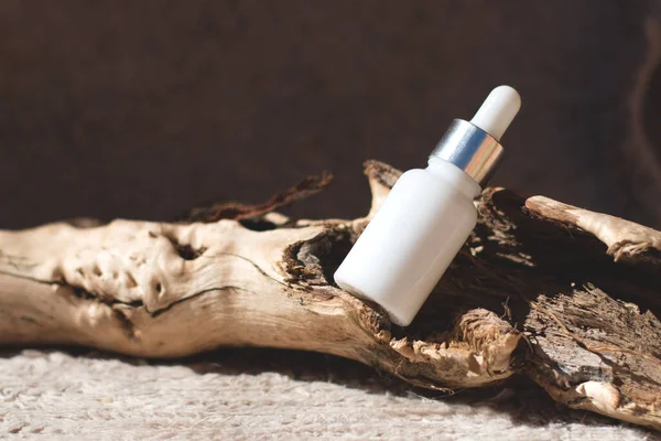 Doğal arka planda cam bir kavanozdaki deri için doğal kozmetik ürünleri..